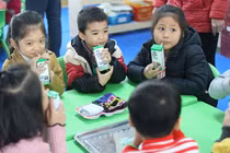 Chương trình Sữa học đường tại Hà Nội: Nhiều phụ huynh muốn mỗi con được thêm 2-3 suất