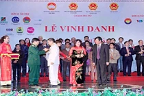 TGĐ Lê Thị Bình nhận Kỷ niệm chương “Những tấm lòng cao cả”