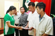 Vinamilk trao 400 triệu đến các hộ nghèo bị ảnh hưởng do lũ lụt ở Hà Nội