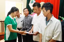 Vinamilk trao 400 triệu đến các hộ nghèo bị ảnh hưởng do lũ lụt ở Hà Nội