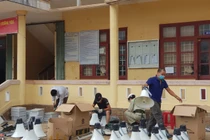 Cõng... loa lên núi cùng người dân phòng chống dịch COVID-19 