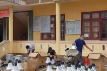 Cõng... loa lên núi cùng người dân phòng chống dịch COVID-19 