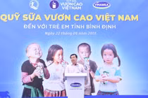 Quỹ sữa Vươn cao VN và Vinamilk trao 64.000 ly sữa cho trẻ em Bình Định