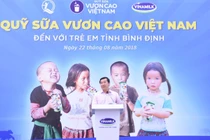 Quỹ sữa Vươn cao VN và Vinamilk trao 64.000 ly sữa cho trẻ em Bình Định