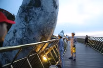 Vụ vẽ bậy lên bàn tay nâng đỡ Cầu Vàng: công tác khắc phục rất mất công