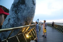 Vụ vẽ bậy lên bàn tay nâng đỡ Cầu Vàng: công tác khắc phục rất mất công