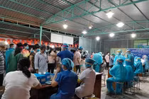 Nutifood và Ông Bầu tặng sản phẩm cho CBNV ngành y TP.HCM