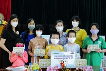 Vinamilk trao 10 tỷ và 1 triệu ly sữa hỗ trợ trẻ em