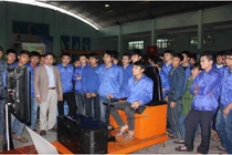 Sáng tạo thiết bị ứng dụng phần mềm mô phỏng lái máy xúc