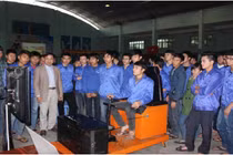 Sáng tạo thiết bị ứng dụng phần mềm mô phỏng lái máy xúc