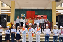 EVN HANOI tặng vở cho HS hoàn cảnh khó khăn dịp khai giảng