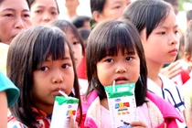 Vinamilk tiên phong mang chương trình sữa học đường đến với trẻ em Đắk Nông