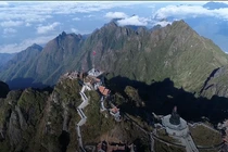 'Ngắm trọn con đường La Hán linh thiêng trên đỉnh Đông Dương