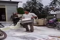 Nghệ An: Người đổ sữa xuống đất xin lỗi Vinamilk