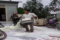Nghệ An: Người đổ sữa xuống đất xin lỗi Vinamilk
