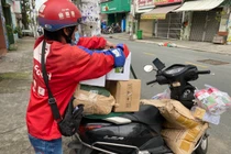 Nỗi niềm của dân shipper mùa giãn cách