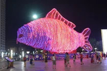 Đèn lồng cá chép lớn nhất Việt Nam của Vincom