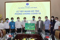 Nutifood và Ông bầu tặng sản phẩm dinh dưỡng cho bác sĩ và bệnh nhân COVID-19