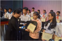 Động viên tinh thần hiếu học của học sinh Đồng Nai