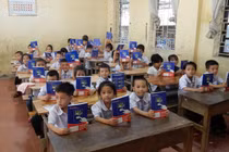 EVN HANOI trao tặng 50 nghìn vở mới cho học sinh khó khăn trên địa bàn Thủ đô