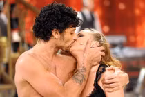 Madona “yêu” ướt át tình cũ trên sân khấu