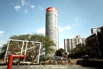 Chung cư có chiều cao "khủng" ngập rác