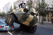 Chính trị gia “đi dạo” bằng phương tiện gì?