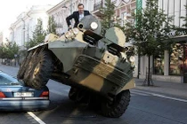 Chính trị gia “đi dạo” bằng phương tiện gì?