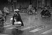 Nghề khổ, lương bèo ở Việt Nam lên ảnh quốc tế