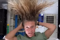 Độc: Phi hành gia cắt tóc, gội đầu tài tình thế nào ngoài vũ trụ? 