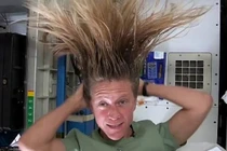 Độc: Phi hành gia cắt tóc, gội đầu tài tình thế nào ngoài vũ trụ? 