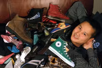 "Tỷ phú bán giày" và câu chuyện kiếm tiền một cách hạnh phúc 