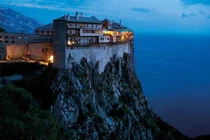 Bí mật giấu kín trong núi thiêng 1.000 năm không có bóng phụ nữ 