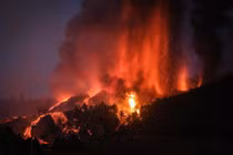 Khủng khiếp đảo du lịch Tây Ban Nha bị dòng dung nham thiêu rụi