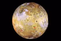 Những vệ tinh tự nhiên kỳ quái nhất trong Hệ Mặt trời