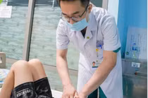 Đu võng đập bụng vào thành giường, bé gái bị chấn thương lá nách