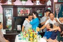 Cha mẹ mất, cô dâu 61 tuổi lấy chồng được anh trai trao hồi môn