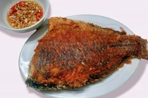 Tuyệt chiêu rán cá rã đông nguyên con giòn rụm