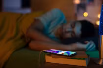 Có nên sạc điện thoại qua đêm không?