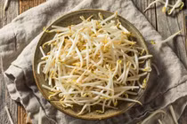 Đi chợ thấy giá đỗ có dấu hiệu này tốt nhất đừng mua