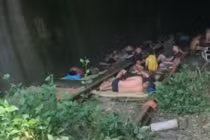 Cúp điện, cả làng rủ nhau tránh nóng chỉ lo ngay ngáy 1 điều