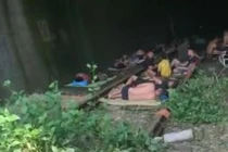 Cúp điện, cả làng rủ nhau tránh nóng chỉ lo ngay ngáy 1 điều