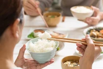 Nhịn cơm, chuyển sang ăn rau và hoa quả có giúp giảm cân? 