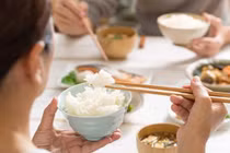 Nhịn cơm, chuyển sang ăn rau và hoa quả có giúp giảm cân? 