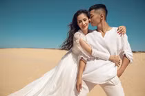 Những mối tình chị em vượt rào cản tuổi tác của sao Việt