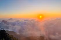 Săn mây giữa khung cảnh “thần tiên” trên đỉnh núi Lảo Thẩn - Y Tý