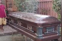 Chuyện lạ có thật: Hô “biến” quan tài thành lò nướng thịt