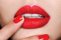 Bí quyết trị thâm môi bằng vitamin E cho môi hồng căng mọng 