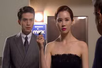 Chồng ngoại tình với thư ký, vợ âm thầm đến công ty làm chuyện bất ngờ