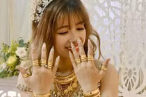 Cô dâu Trà Vinh đeo vàng trĩu cổ gây xôn xao